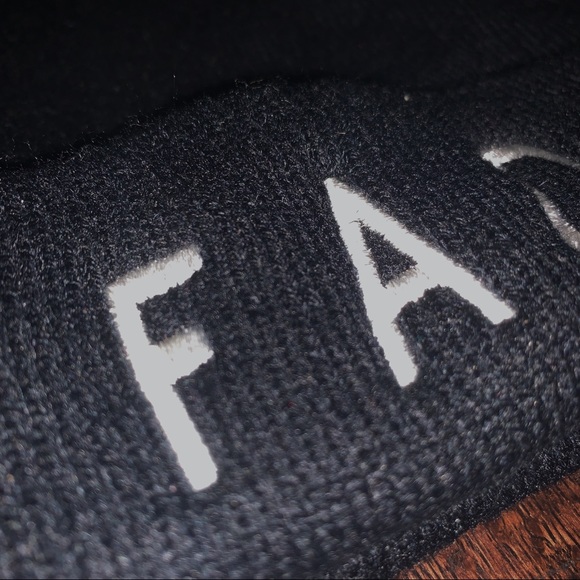 BRANDY MELVILLE beanie - Picture 3 of 3